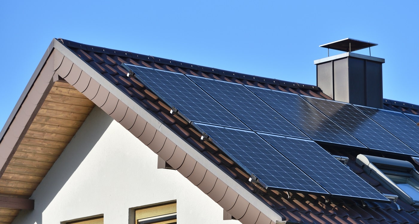 Eine neue Solaranlage auf einem Einfamilienhaus