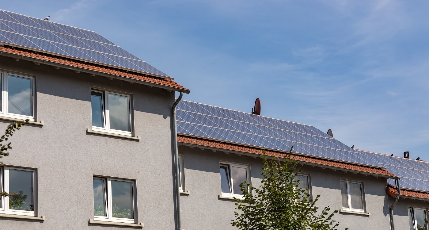 Solaranlagentechnik auf einem Mehrfamilienhaus